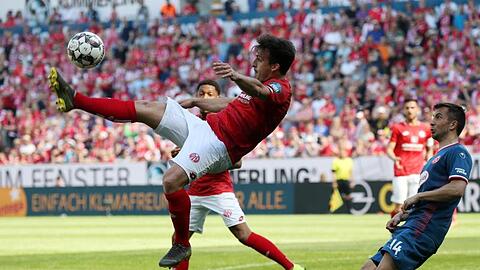 Der Düsseldorfer Markus Suttner (r) bestaunt den Rückzieher vom Mainzer Giulio Donati.