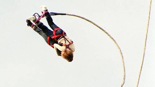 Die Schülerin wurde Anfang Mai beim Tandem-Sprung schwer verletzt. Die Schülerin wurde Anfang Mai beim Tandem-Sprung schwer verletzt.