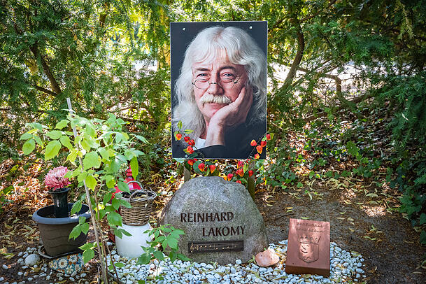 "Der ostdeutsche Rolf Zuckowski": das Ehrengrab von Reinhard Lakomy in Berlin. "Der ostdeutsche Rolf Zuckowski": das Ehrengrab von Reinhard Lakomy in Berlin.