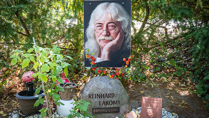 "Der ostdeutsche Rolf Zuckowski": das Ehrengrab von Reinhard Lakomy in Berlin. "Der ostdeutsche Rolf Zuckowski": das Ehrengrab von Reinhard Lakomy in Berlin.