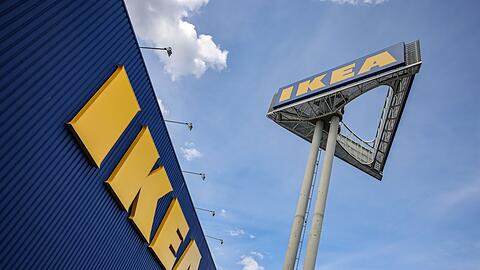 Ein bekanntes Logo: Der M&ouml;belriese Ikea. (Archivbild)
