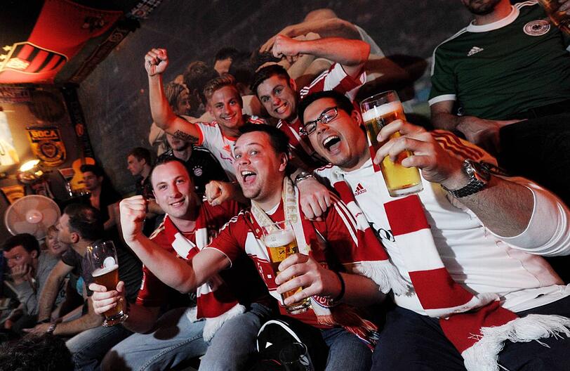 Einfach männlich: Jubelnde Fußball-Fans
