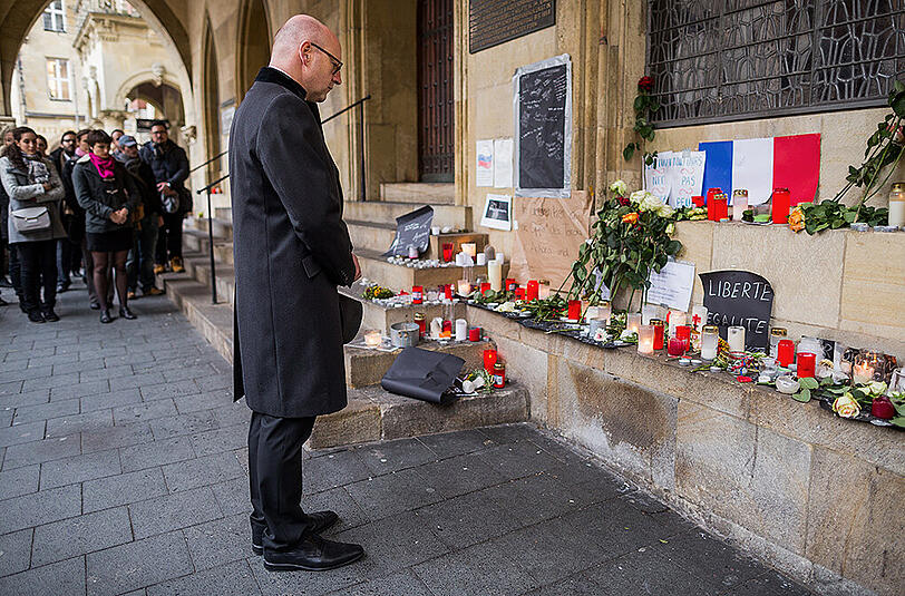 Markus Lewe, Oberbürgermeister von Münster, nimmt vor dem Historischen Rathaus in Münsteran der europaweiten Schweigeminute für die Opfer der Terroranschläge in Paris teil.