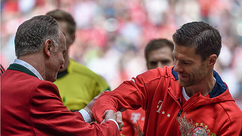 Karl-Heinz Rummenigge (l.) verabschiedet Xabi Alonso im Sommer 2017.