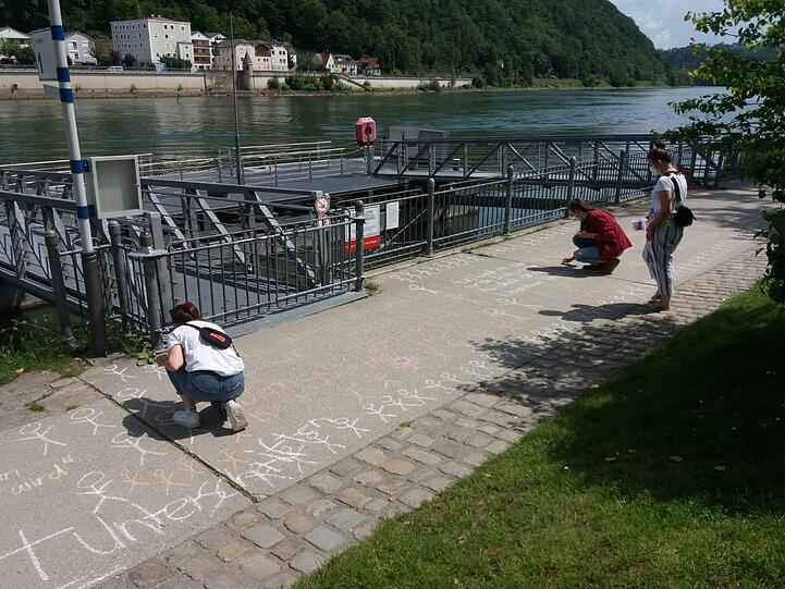Mit Kreide-Grafittis gegen Sexismus.