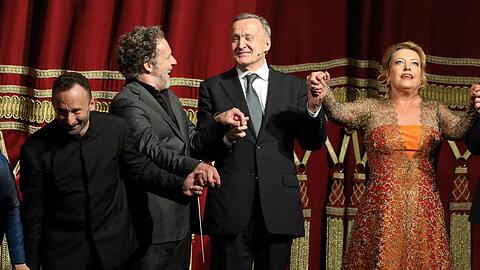 Fulminanter kann man einen Abschied kaum inszenieren: der scheidende Intendant Nikolaus Bachler zwischen Kirill Petrenko, Christian Gerhaher und Nina Stemme (von links).