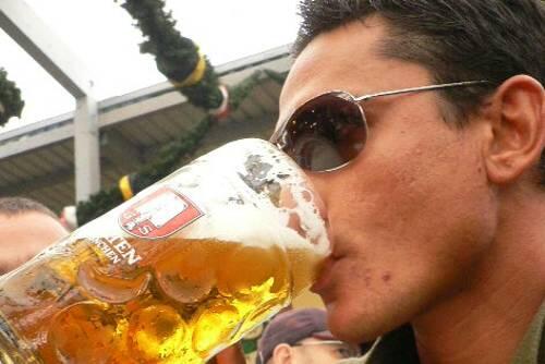 Kurze Haare, dunkle Brille - und dazu eine Maß Helles: Andrea del Prete auf dem Oktoberfest.