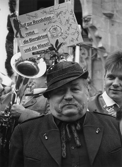 Revoluzzer-Musikant: Herbert Lippa und seine Münchner Blasmusikkapelle "Münchner Frechheit" spielen 1995 für die Demo auf.