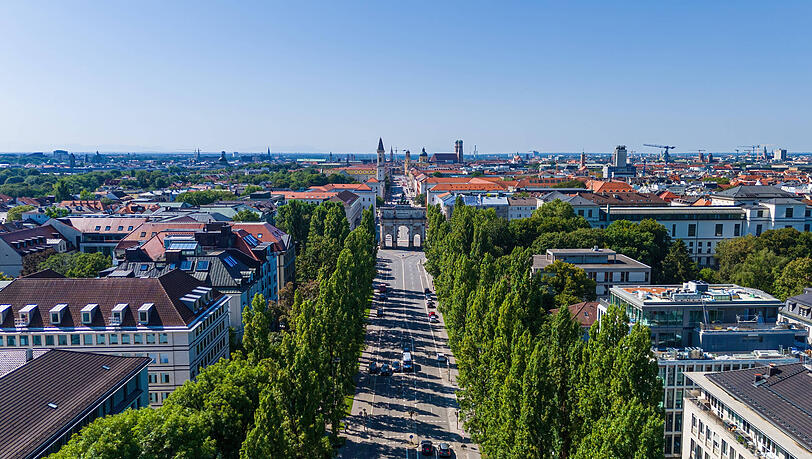 Die Leopoldstraße in München mit Blick auf das Siegestor. Hier eröffnet ein Moderiese seine neue Filiale im Herbst.