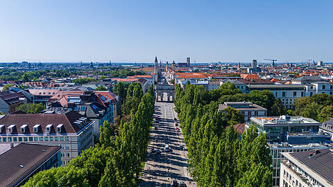 Die Leopoldstraße in München mit Blick auf das Siegestor. Hier eröffnet ein Moderiese seine neue Filiale im Herbst.