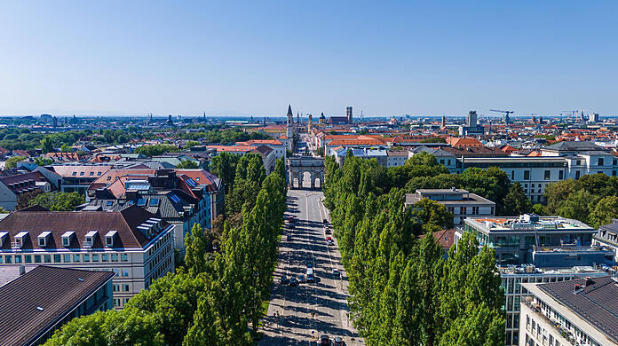 Die Leopoldstraße in München mit Blick auf das Siegestor. Hier eröffnet ein Moderiese seine neue Filiale im Herbst.