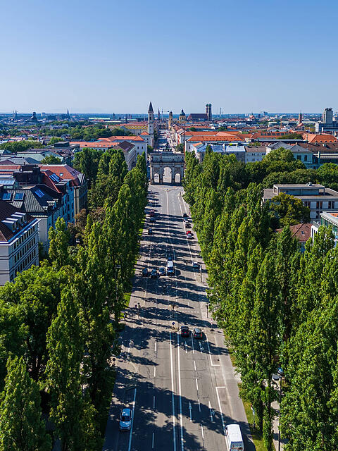 Die Leopoldstraße in München mit Blick auf das Siegestor. Hier eröffnet ein Moderiese seine neue Filiale im Herbst.