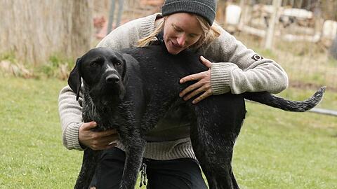 Lena Lorenz (36) und ihr Deutsch-Drahthaar Berti. Zwar gehen die beiden oft gemeinsam wandern, doch die Strecke, auf der der R&uuml;de verschwindet, ist f&uuml;r beide noch neu.