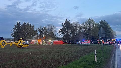 Einsatzkr&auml;fte k&uuml;mmern sich um die Verletzten.