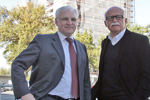Insolvenzverwalter Siegfried Beck (l.) und Käufer Gerd Schmelzer. Im Hintergrund die Grundig-Türme.