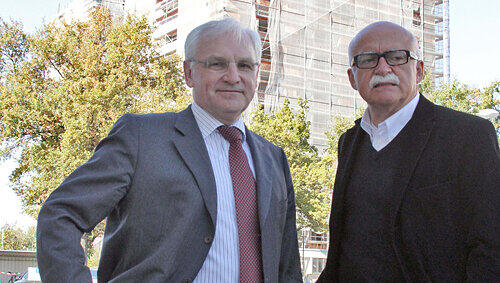 Insolvenzverwalter Siegfried Beck (l.) und Käufer Gerd Schmelzer. Im Hintergrund die Grundig-Türme. Insolvenzverwalter Siegfried Beck (l.) und Käufer Gerd Schmelzer. Im Hintergrund die Grundig-Türme.