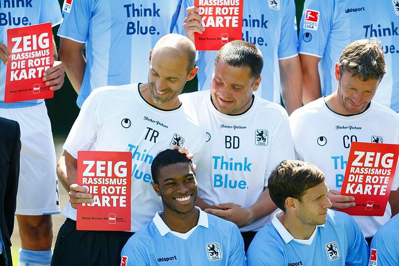 Die aktuellen Löwentrikots mit neuem Hauptsponsor: "Think Blue" - ganz nach dem Motto des TSV 1860 München.