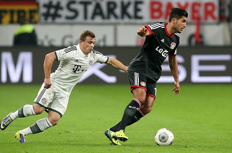 Emre Can von Bayer Leverkusen setzt sich im Zweikampf gegen seinen Ex-Mitspieler Xherdan Shaqiri vom FC Bayern durch.