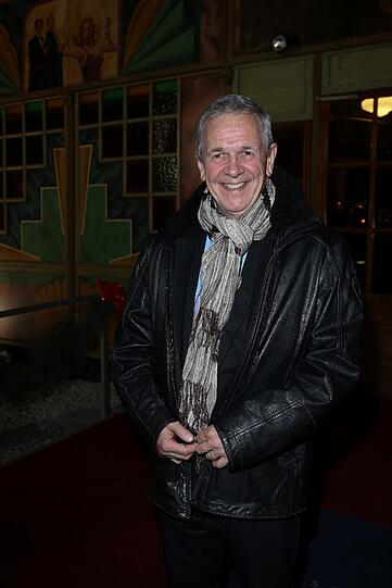 Fritz Egners (64) Ehefrau bringt dagegen zum Fest der Liebe ein besonderes Opfer: "Weihnachten ist der einzige Tag im Jahr, wo meine vegetarische Frau mir zuliebe Fleisch isst", erzählt der Moderator. "Wir sitzen mit zehn Leuten am Tisch, trinken Wein und machen uns einen gemütlichen Abend. Am Nachmittag vor dem Essen gehen wir in die Kirche und nach dem Essen kümmere ich mich um die Musikauswahl. Ein bisschen gefühlvoller Soul sorgt für den stimmungsvollen Ausklang des Abends."
