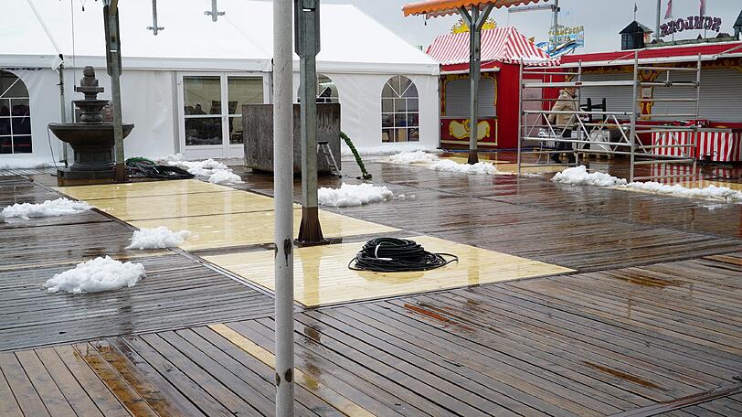 Schnee im Weißbiergarten hat den Vorteil, dass die Getränke länger kalt bleiben.