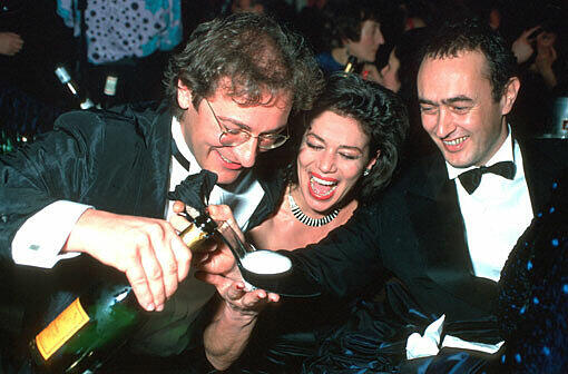 Der Champagner aus den Pumps muss gut geschmeckt haben: Theater-Dramaturg Uwe Carstensen (l.) und Bernd Eichinger, die beide mit Hannelore Elsner verbandelt waren.