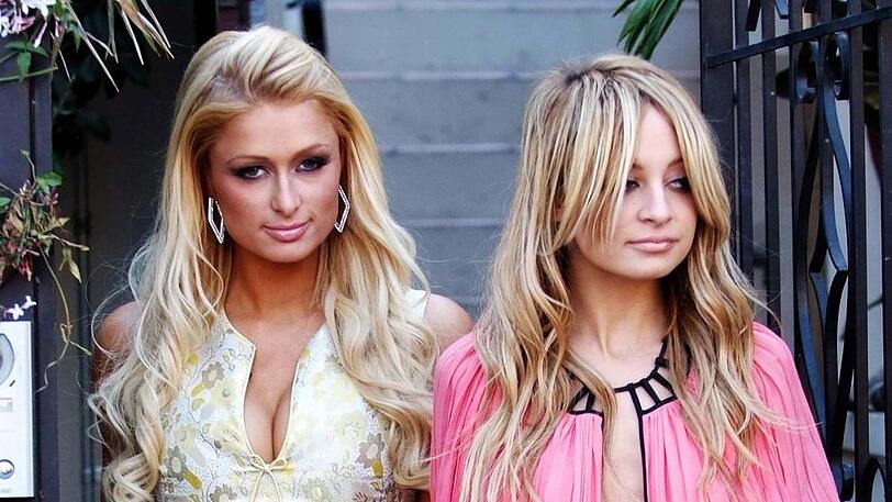 Paris Hilton und Nicole Richie waren die ersten "It"-Girls und unzertrennlich. Doch mit dem wachsenden Ruhm kam Konkurrenzkampf auf, auf den sogar ein Zickenkrieg folgte. Mittlerweile sind die beiden erwachsen und pflegen einen höflichen Umgang miteinander.