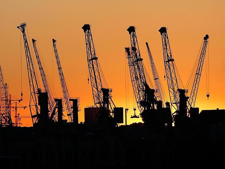 Sonnenuntergang im Hafen Hamburg: Besonders stark senkten die OECD-Experten ihre Wachstumsprognosen innerhalb der Eurozone für Italien und Deutschland.