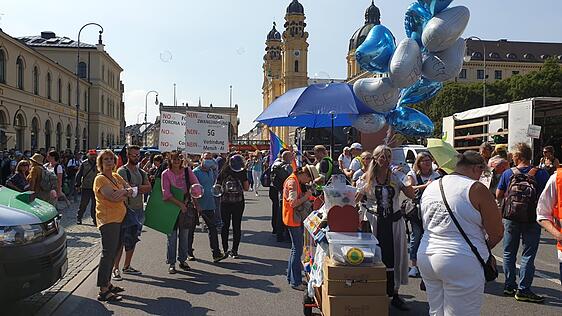 Der Odeonsplatz füllt sich mit Teilnehmern der Querdenker-Demo.