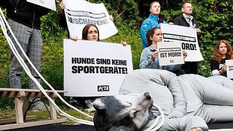 Die Tierschutzorganisation Peta protestiert vor dem Gericht.