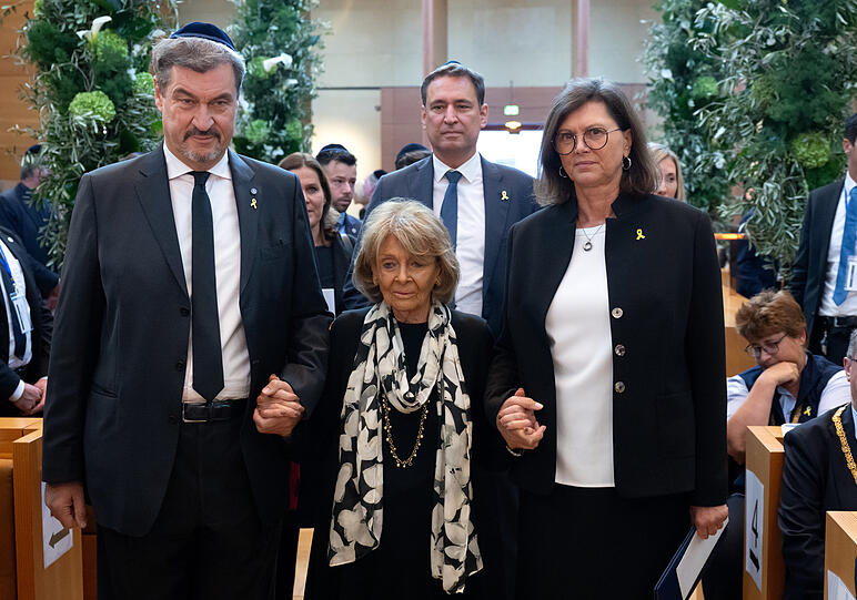 Markus Söder (l-r, CSU), Charlotte Knobloch, Präsidentin der Israelitischen Kultusgemeinde München und Oberbayern, und Ilse Aigner (CSU), Präsidentin des Bayerischen Landtages, kommen zu einem Gedenkakt der Israelitischen Kultusgemeinde München und Oberbayern.