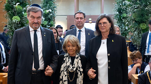 Markus Söder (l-r, CSU), Charlotte Knobloch, Präsidentin der Israelitischen Kultusgemeinde München und Oberbayern, und Ilse Aigner (CSU), Präsidentin des Bayerischen Landtages, kommen zu einem Gedenkakt der Israelitischen Kultusgemeinde München und Oberbayern.