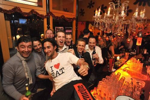 Ausgelassene Männerrunde an der Bar vom Eat The Rich (v.l.n.r.): Jan, Lokalchef Willy, Barkeeper Sandro und die Freunde Oliver, Michael, Christian, Marco und Thorsten.