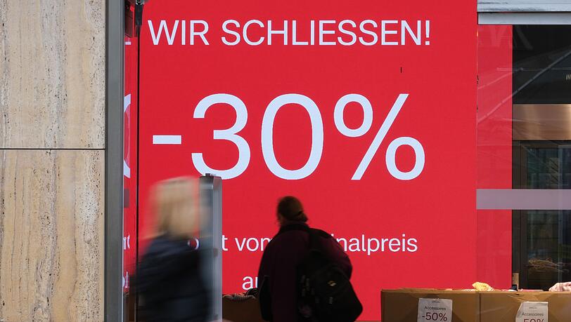 Die Zahl der Schließungen im Einzelhandel übersteigt die der Neueröffnungen deutlich. Die Zahl der Schließungen im Einzelhandel übersteigt die der Neueröffnungen deutlich.