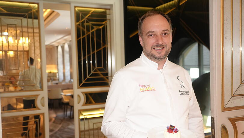 Schwarzreiter-Küchenchef Franz-Josef Unterlechner hat in den Rezeptbüchern von Alfred Walterspiel gestöbert. Ein paar Original-Gerichte können die Gäste der Tagesbar im August probieren. Schwarzreiter-Küchenchef Franz-Josef Unterlechner hat in den Rezeptbüchern von Alfred Walterspiel gestöbert. Ein paar Original-Gerichte können die Gäste der Tagesbar im August probieren.