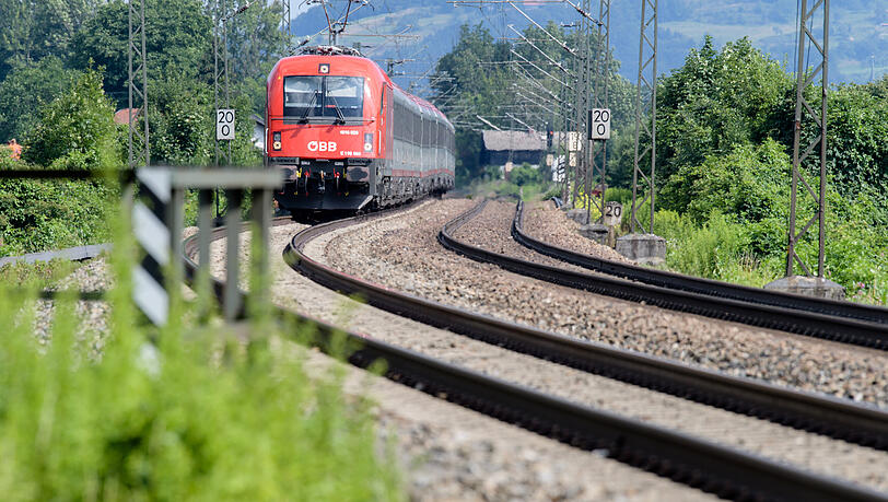 Ein Zug fährt durch Bayern zwischen Rosenheim und Kufstein. Ein Zug fährt durch Bayern zwischen Rosenheim und Kufstein.