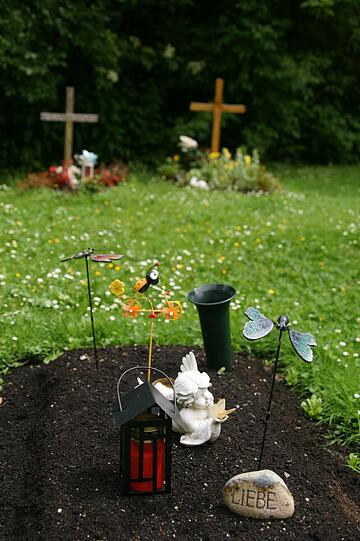 Auf dem Waldfriedhof finden verstorbene und tot geborene Säuglinge ihre letzte Ruhe. Hier können die Eltern Abschied nehmen.