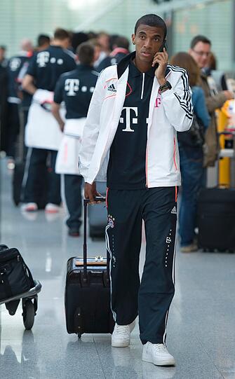 Mit einem 20-köpfigen Spieleraufgebot und der kompletten Führungsriege ist Bayern München am Sonntagabend vom Flughafen München zum &bdquo;Projekt Globalisierung&ldquo; nach Fernost gestartet - die Bilder.