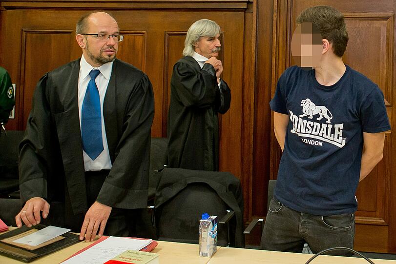 Prozessauftakt in Nürnberg: Die Verteidigung hält den Totschlagsvorwurf für übertrieben, zumal aus ihrer Sicht nicht bewiesen ist, dass ihr Mandant zugestochen hat.