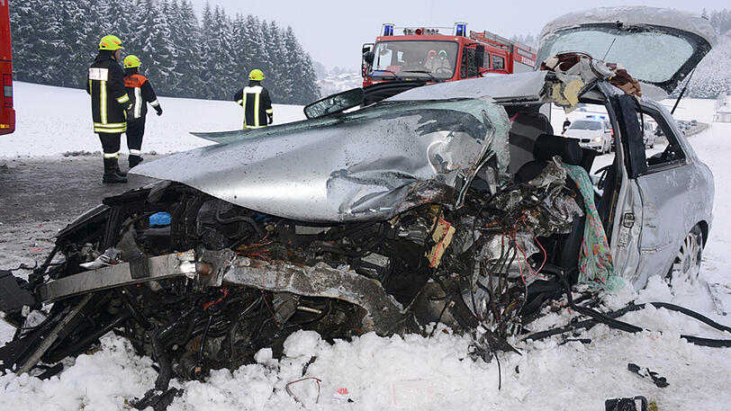 Die Autofahrerin wurde schwer verletzt, die Schulkinder kamen hingegen mit dem Schrecken davon. Die Bilder vom Unfallort.
