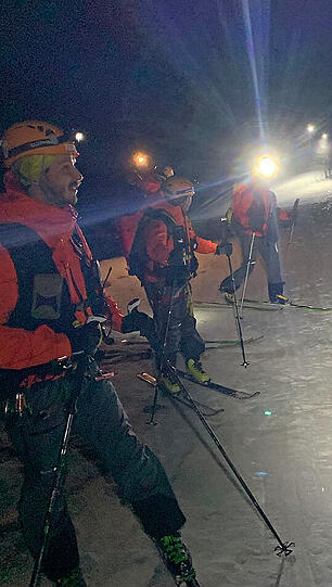 Nach Angaben des Bayerischen Roten Kreuzes vom Dienstag hatte der Mann bei einer Tour am Schneibstein bei Sturm und schlechter Sicht die Orientierung verloren. Auch seine Skier und ein Stock waren ihm abhanden gekommen.