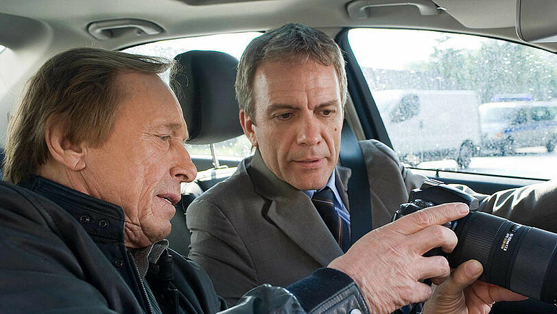 "Ein Fall für zwei: Verlust": Während der Observierung einer zwielichtigen Prostituierten ist es Matula (l.) gelungen, wichtige Indizien ausfindig zu machen. Anwalt Dr. Lessing (r.) staunt nicht schlecht über die Beweisfotos. "Ein Fall für zwei: Verlust": Während der Observierung einer zwielichtigen Prostituierten ist es Matula (l.) gelungen, wichtige Indizien ausfindig zu machen. Anwalt Dr. Lessing (r.) staunt nicht schlecht über die Beweisfotos.