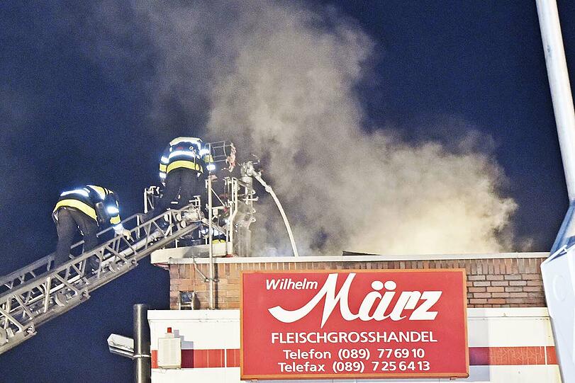 Um das Feuer zu löschen, muss die Feuerwehr das Dach der Schlachthof-Halle mit einer Spezialsäge  aufschneiden.