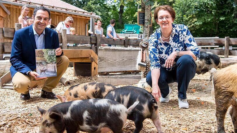 Tierparkchef Rasem Baban mit Christine Strobl am Donnerstag bei den Kunekune-Schweindln im Tierpark Hellabrunn.
