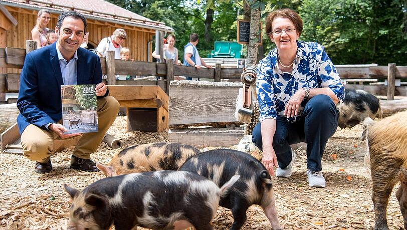 Tierparkchef Rasem Baban mit Christine Strobl am Donnerstag bei den Kunekune-Schweindln im Tierpark Hellabrunn. Tierparkchef Rasem Baban mit Christine Strobl am Donnerstag bei den Kunekune-Schweindln im Tierpark Hellabrunn.