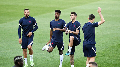 Bayerns Franzosen Corentin Tolisso, Kingsley Coman und Lucas Hernández (v.l.).