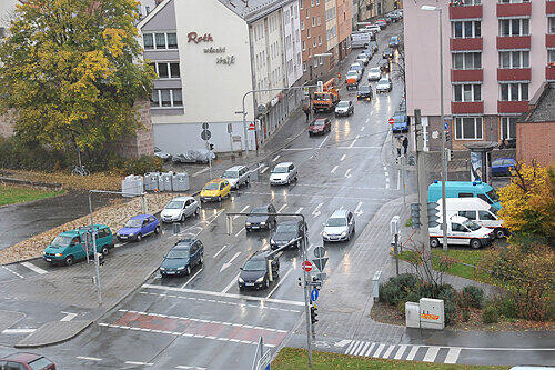 Obacht Gegenverkehr: Ab der Einmündung hinter der Ampel gilt die neue Verkehrsregelung in der Inneren Cramer-Klett-Straße.