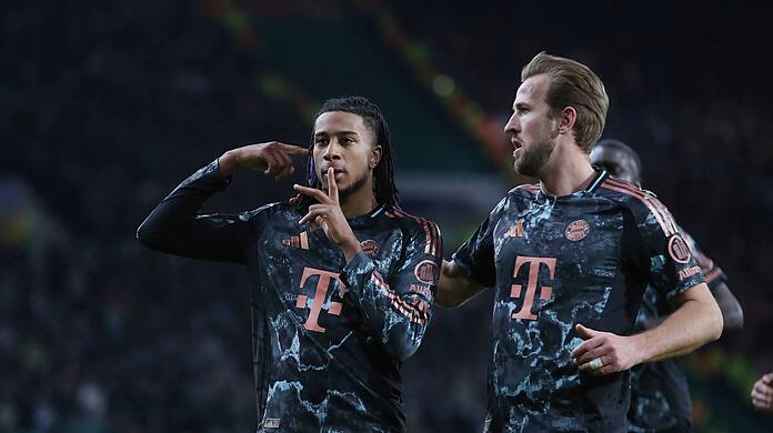 Michael Olise (l.) traf kurz vor der Pause zum 1:0 für die Bayern.