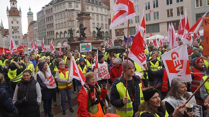 Teils mit Regenschirmen, teils ohne: 4000 Teilnehmerinnen und Teilnehmer kamen laut Gewerkschaft Verdi zur Streikkundgebung am Donnerstag auf den Marienplatz.