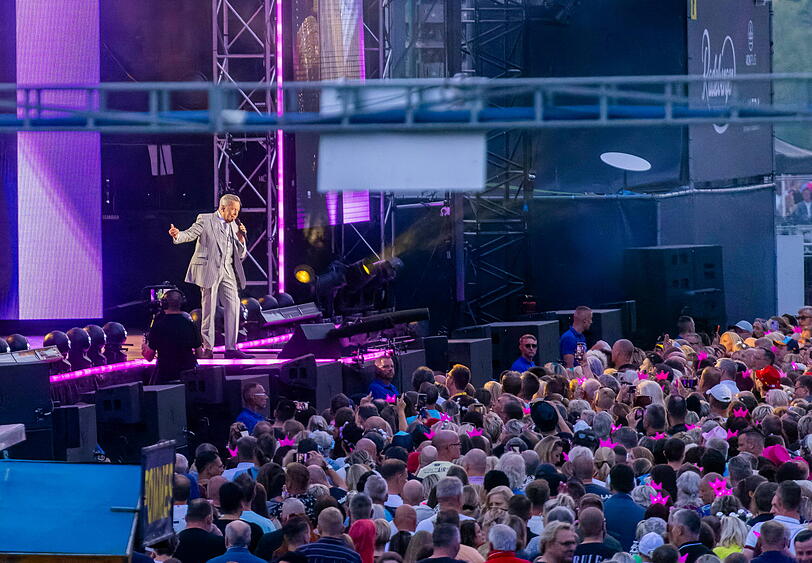 Roland Kaiser begeisterte das Publikum in Dresden im Rahmen seiner "Kaisermania"-Show. Das Event wurde im TV übertragen – doch die Fernsehzuschauer waren gefrustet aufgrund von schlechter Tonqualität. Roland Kaiser begeisterte das Publikum in Dresden im Rahmen seiner "Kaisermania"-Show. Das Event wurde im TV übertragen – doch die Fernsehzuschauer waren gefrustet aufgrund von schlechter Tonqualität.