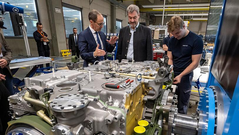 Vorstandschef Alexander Sagel stellt Bayerns Ministerpräsident Markus Söder (CSU) die neue modulare Produktion des Panzergetriebeherstellers Renk vor.